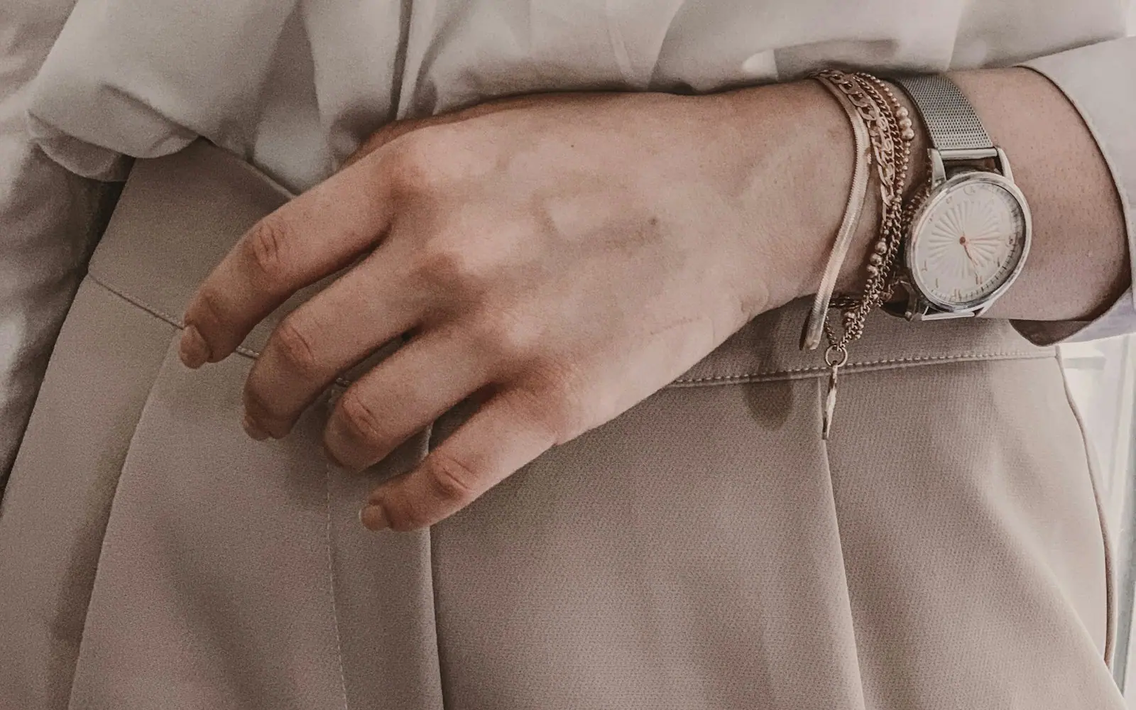 Muñeca con pulseras finas en capas