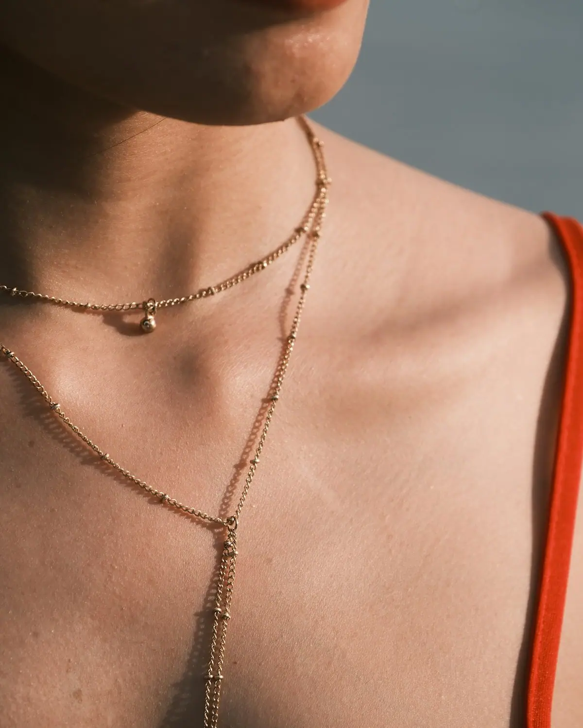 Cuello con dos cadenas finas en capas
