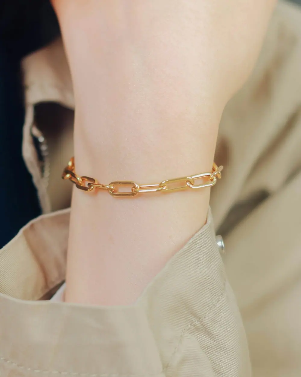Muñeca con pulsera de eslabones