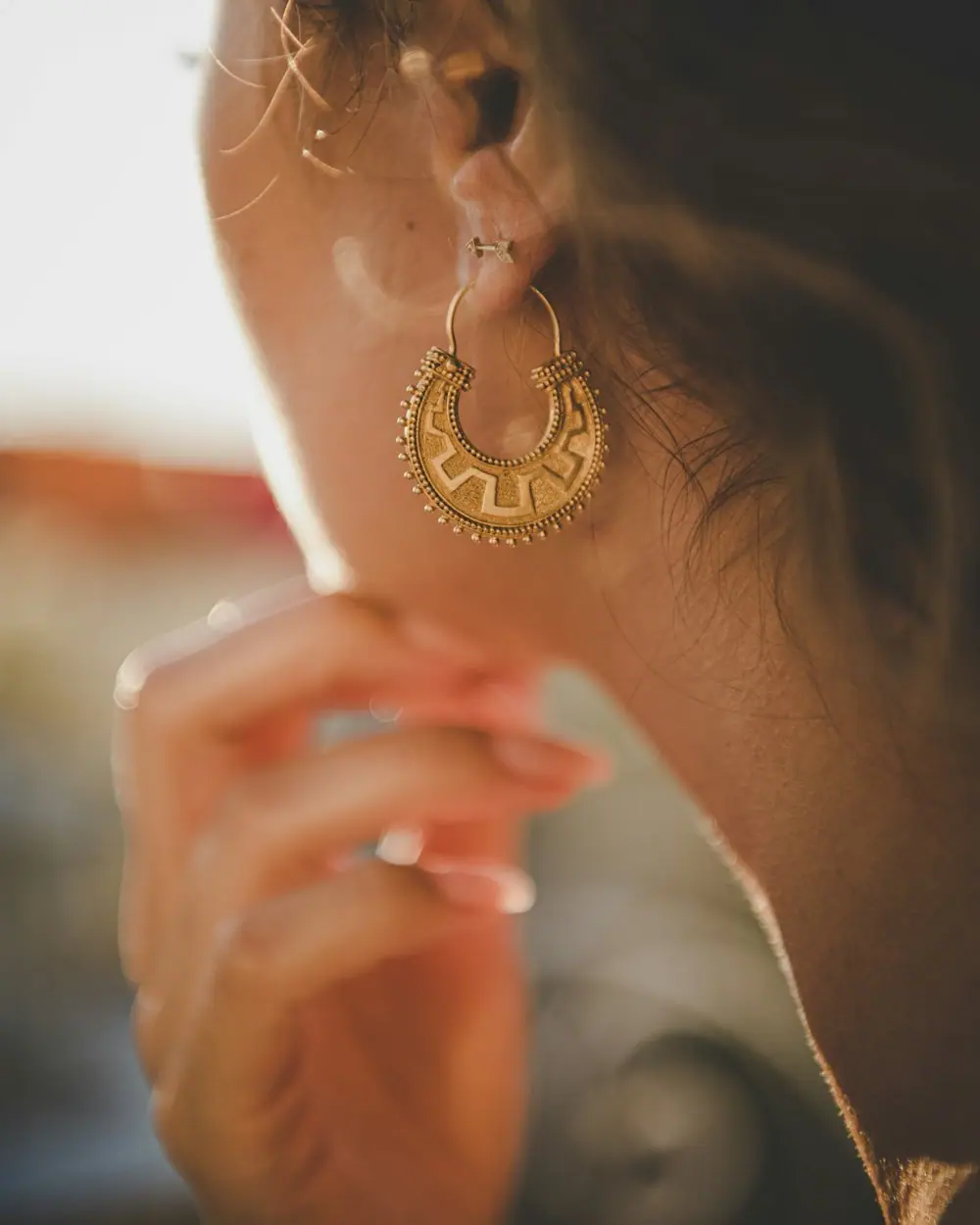 Mujer con aro dorado
